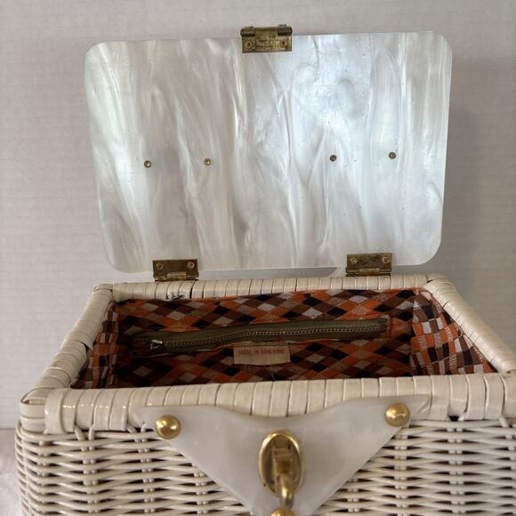 Vintage 1960’s Era White Wicker and Lucite MCM Box Purse 8” X 4.5” - Picture 6 of 16